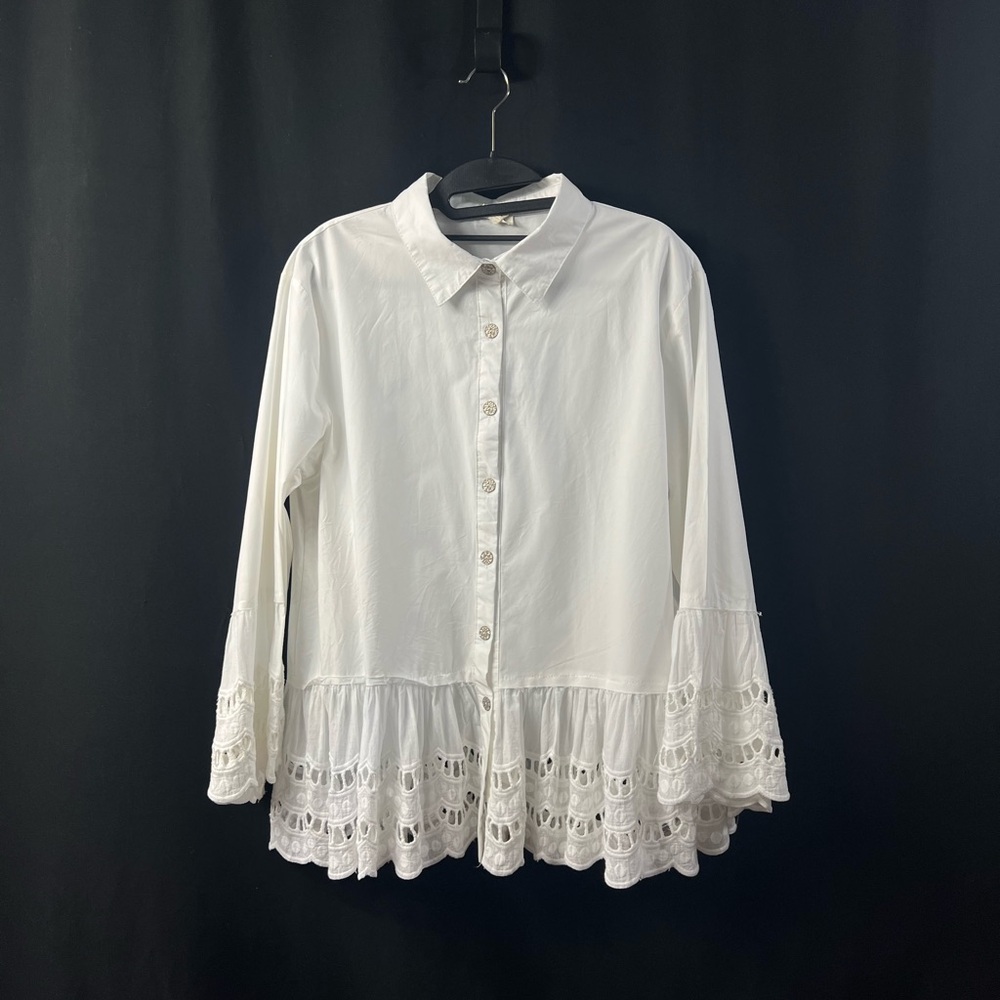 POL White Button-Up Blouse with Lace Hem